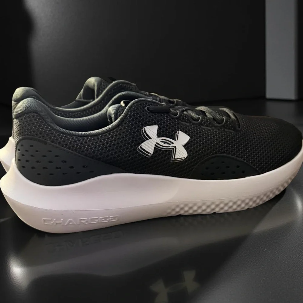NWT Under Armour Surge 4 Running Shoes Black/Gray/White Size 10.5